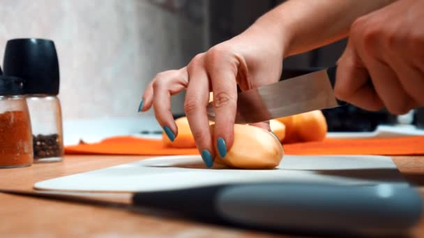 Female hands cut potatoes with a knife — Stock Video