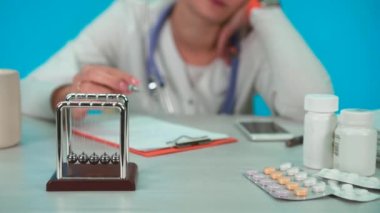 Hemşire evrakları doldurur.