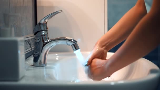 Das Mädchen wäscht sich die Hände — Stockvideo