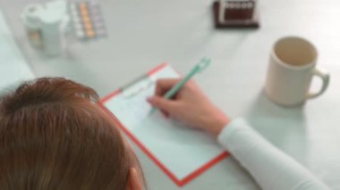 Hemşire evrakları doldurur.