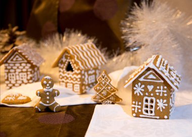 Noel ağacı şeklinde zencefilli kurabiye adam ve kurabiyelerle birlikte yeni yıl kurabiyelerinin birleşimi