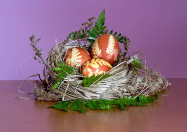 Yakın plan Paskalya yumurtaları ve masanın üzerindeki bir süs eşyası.