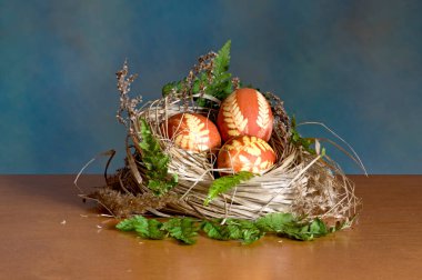 Yakın plan Paskalya yumurtaları ve masanın üzerindeki bir süs eşyası.