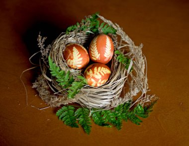 Yakın plan Paskalya yumurtaları ve masanın üzerindeki bir süs eşyası.