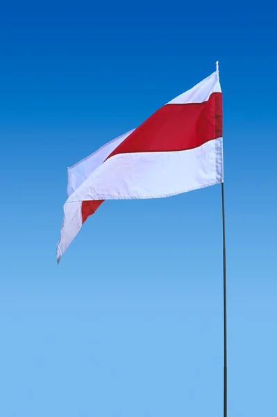Bandeira Branca Vermelha Branca Bielorrussa Isolada Céu Azul Protesto Pacífico — Fotografia de Stock