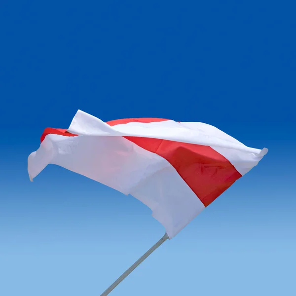 Isolado Acenando Bielorrusso Nacional Branco Vermelho Branco Bandeira Céu Azul — Fotografia de Stock