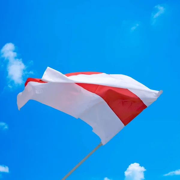 Isolado Acenando Bandeira Nacional Bielorrussa Fundo Céu Azul Com Nuvens — Fotografia de Stock