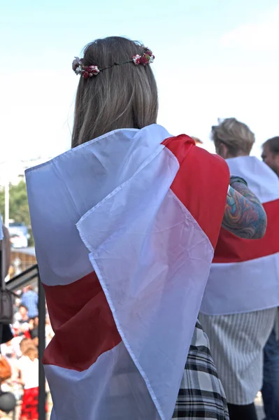 Foto Das Costas Menina Com Bandeira Nacional Bielorrussa Seus Ombros — Fotografia de Stock