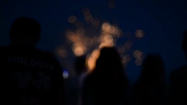 bir grup insan önünde havai fişek ekran kalıyor ve fotoğrafları aydınlatma gösterinin yapma