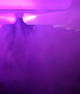 Soyut mor arkaplan, parlak ışık, parlak çizgiler ve dumanlı. Pembe mavi, morötesi spektrum, lazer gösterisi, sis.