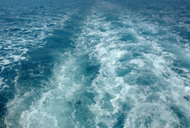 Deniz yüzeyindeki sürat teknesinin izini sürün. Doğal ve tatil geçmişi. Güzel.