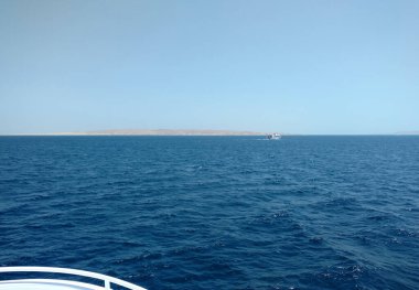 Pruva yatından denize doğru güzel bir manzara. Uzayı kopyala Yazın yatın ön tarafının ekran görüntüsü..