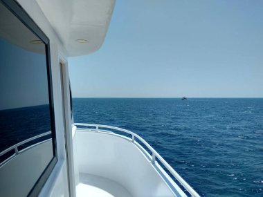 Gemi içi güverte boş. Deniz manzaralı.