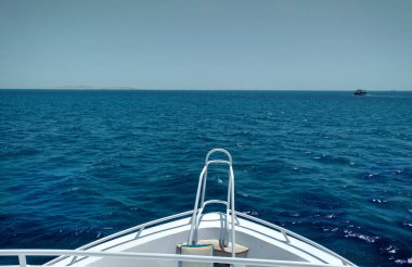 Pruva yatından denize doğru güzel bir manzara. Uzayı kopyala Yazın yatın ön tarafının ekran görüntüsü..