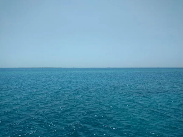 美しい景色海とヤシの木の島 — ストック写真
