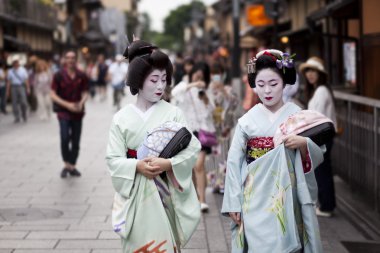 Kyoto, Japonya - 26,2016 olabilir: Maiko kimono içinde 26 Mayıs 2016 yılında Kyoto, Japonya'nın Gion ilçe gerçekleştirir. Maiko Ortaçağ zamanlardan yaptı bir geyşa çırak olduğunu.