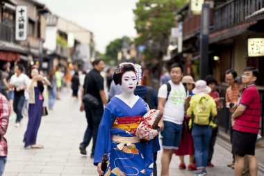 Kyoto, Japonya - 26,2016 olabilir: Maiko kimono içinde 26 Mayıs 2016 yılında Kyoto, Japonya'nın Gion ilçe gerçekleştirir. Maiko Ortaçağ zamanlardan yaptı bir geyşa çırak olduğunu.