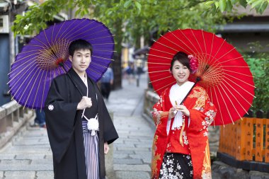 Kyoto,Japonya- 24 Mayıs 2016:Kyoto'nun Gion semtinde yürüyen geleneksel kumaşlı Japon çift.
