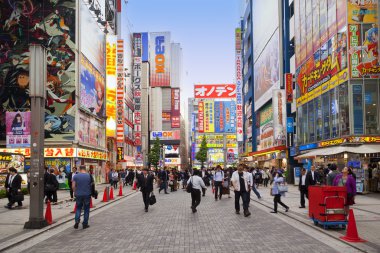 Tokyo, Japonya - 20 Mayıs 2016: Tokyo, Japonya'da Akihabara ilçe. Elektronik, bilgisayar, anime, oyunlar ve otaku mallar için önemli bir alışveriş bölgesi ilçesidir.