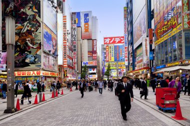 Tokyo, Japonya - 20 Mayıs 2016: Tokyo, Japonya'da Akihabara ilçe. Elektronik, bilgisayar, anime, oyunlar ve otaku mallar için önemli bir alışveriş bölgesi ilçesidir.