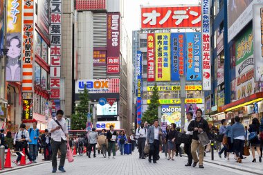 Tokyo, Japonya - 20 Mayıs 2016: Tokyo, Japonya'da Akihabara ilçe. Elektronik, bilgisayar, anime, oyunlar ve otaku mallar için önemli bir alışveriş bölgesi ilçesidir.