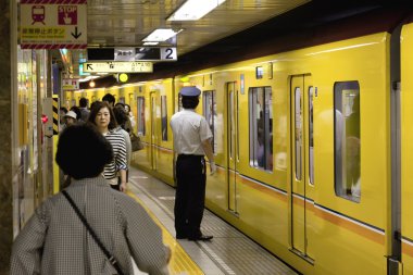 Tokyo - Circa Mayıs, 2016: Tokyo metro ile seyahat yolcu. Acele saat içinde toplu taşıma araçları ile çalışmaya commuting işadamları. Sığ derinliği alan fotoğraf