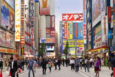 Tokyo, Japonya - 20 Mayıs 2016: Tokyo, Japonya'da Akihabara ilçe. Elektronik, bilgisayar, anime, oyunlar ve otaku mallar için önemli bir alışveriş bölgesi ilçesidir.