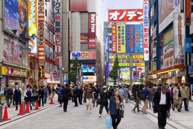 Tokyo, Japonya - 20 Mayıs 2016: Tokyo, Japonya'da Akihabara ilçe. Elektronik, bilgisayar, anime, oyunlar ve otaku mallar için önemli bir alışveriş bölgesi ilçesidir.