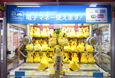 Tokyo, Japonya - Cirka Mayıs, 2016: Oyuncak vinç oyun otomatik satış makinesi oyun Merkezi Tokyo. Japonya.