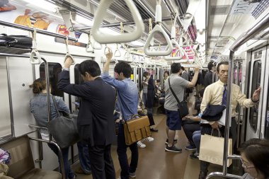 Tokyo - Circa Mayıs, 2016: Tokyo metro ile seyahat yolcu. Acele saat içinde toplu taşıma araçları ile çalışmaya commuting işadamları. Sığ derinliği alan fotoğraf