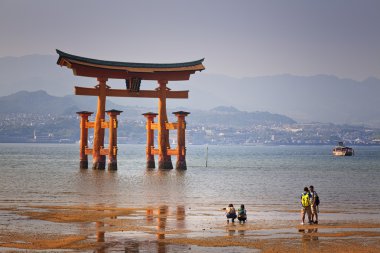 Miyajima, Itsukushima Tapınak, Japonya kayan yakın kapısı 