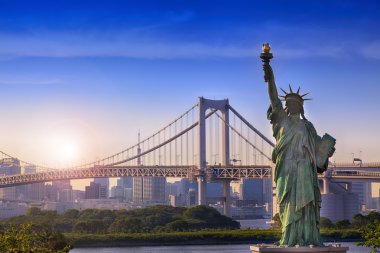 Tokyo siluetinin ve Gökkuşağı Köprüsü cityscape Odaiba Japonya ile