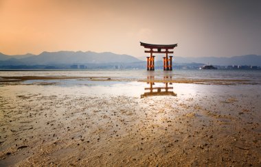 Miyajima, Itsukushima Tapınak, Japonya kayan yakın kapısı 