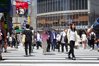 Tokyo, Japonya - 18 Mayıs 2016: Shibuya crossing, Shibuya tren istasyonu çevreleyen alışveriş bölgesi olduğunu. Bu alan 18 Mayıs 2016 üzerinde moda merkezlerinden biri olan ve Japonya'nın büyük gece hayatı bilinir.