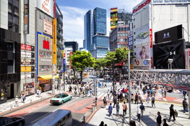 Tokyo, Japonya - 18 Mayıs 2016: Shibuya crossing, Shibuya tren istasyonu çevreleyen alışveriş bölgesi olduğunu. Bu alan 18 Mayıs 2016 üzerinde moda merkezlerinden biri olan ve Japonya'nın büyük gece hayatı bilinir.