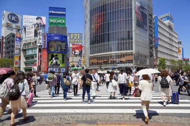 Tokyo, Japonya - 18 Mayıs 2016: Shibuya crossing, Shibuya tren istasyonu çevreleyen alışveriş bölgesi olduğunu. Bu alan 18 Mayıs 2016 üzerinde moda merkezlerinden biri olan ve Japonya'nın büyük gece hayatı bilinir.