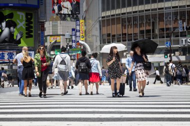 Tokyo, Japonya - 18 Mayıs 2016: Shibuya crossing, Shibuya tren istasyonu çevreleyen alışveriş bölgesi olduğunu. Bu alan 18 Mayıs 2016 üzerinde moda merkezlerinden biri olan ve Japonya'nın büyük gece hayatı bilinir.