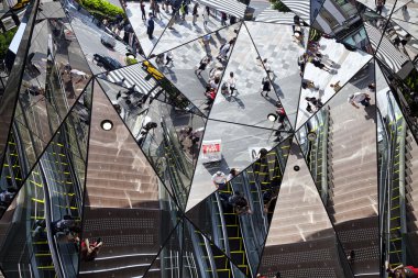 Tokyo Japonya - Haziran 1,2016: giriş, Plaza, Bina Harajuku bölgesinde bulunan trendy moda için bir moda Tema park mağaza Tokyu Plaza Omohara olduğunu