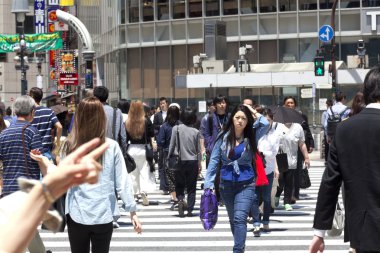 Tokyo, Japonya - 18 Mayıs 2016: Shibuya crossing, Shibuya tren istasyonu çevreleyen alışveriş bölgesi olduğunu. Bu alan 18 Mayıs 2016 üzerinde moda merkezlerinden biri olan ve Japonya'nın büyük gece hayatı bilinir.