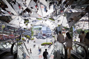 Tokyo Japonya - Haziran 1,2016: giriş, Plaza, Bina Harajuku bölgesinde bulunan trendy moda için bir moda Tema park mağaza Tokyu Plaza Omohara olduğunu