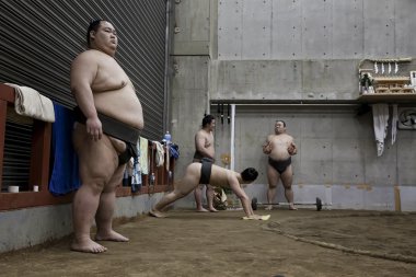 Tokyo, Japonya - 18 Mayıs 2016: onların ahır Tokyo'da 18 Mayıs eğitim Japon sumo güreşçisi. 2016