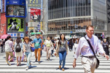 Tokyo, Japonya - 18 Mayıs 2016: Shibuya crossing, Shibuya tren istasyonu çevreleyen alışveriş bölgesi olduğunu. Bu alan 18 Mayıs 2016 üzerinde moda merkezlerinden biri olan ve Japonya'nın büyük gece hayatı bilinir.