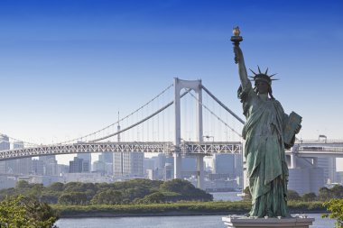 Tokyo manzarası, özgürlük ve Gökkuşağı Köprüsü heykeli ile cityscape Odaiba Island, Japonya