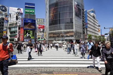Tokyo, Japonya - 18 Mayıs 2016: Shibuya crossing, Shibuya tren istasyonu çevreleyen alışveriş bölgesi olduğunu. Bu alan 18 Mayıs 2016 üzerinde moda merkezlerinden biri olan ve Japonya'nın büyük gece hayatı bilinir.
