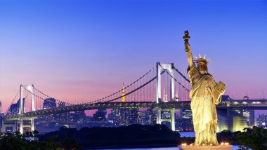 Tokyo manzarası, özgürlük ve Gökkuşağı Köprüsü heykeli ile cityscape Odaiba Island, Japonya