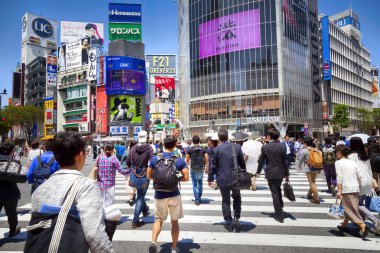Tokyo, Japonya - 18 Mayıs 2016: Shibuya crossing, Shibuya tren istasyonu çevreleyen alışveriş bölgesi olduğunu. Bu alan 18 Mayıs 2016 üzerinde moda merkezlerinden biri olan ve Japonya'nın büyük gece hayatı bilinir.
