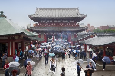 Tokyo - 17 Mayıs 2016: Sensoji-ji kırmızı Japonca tapınak Asakusa'da, Tokyo, Japonya üzerinde olabilir 1,2016