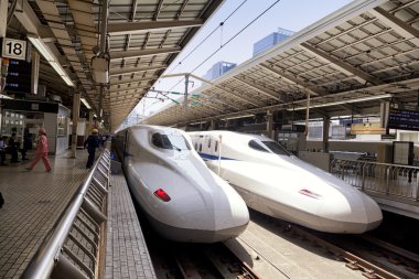  Shinkansen tren Tokyo İstasyonu çeker 
