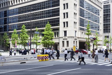 Tokyo, finans bölgesine, insanlar öğle yemeği sırasında break iş bölgesinde Nishi Shinjuku