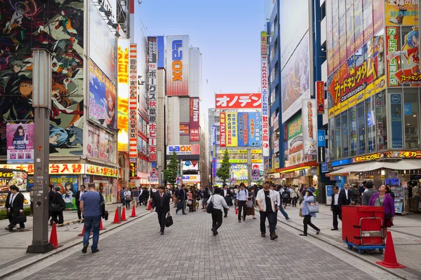 Tokyo, Japan - 20 maj 2016: Akihabara district i Tokyo, Japan. Det ligger ett stort shoppingområde för elektronisk, dator, anime, spel och otaku varor. — Stockfoto